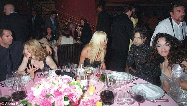3369AD9100000578-3553098-Former_lovers_Madonna_second_from_left_with_friend_Guy_Oseary_is-a-27_1461298449567.jpg