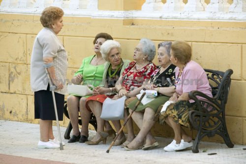 Older-women-talking.jpg.f14ee758186347137325ed8538c4d13b.jpg