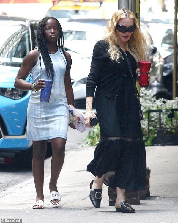 87304791-13632307-Madonna_enjoyed_a_lunch_date_with_her_daughter_Mercy_James_in_Ne-a-159_1720928366906.jpg